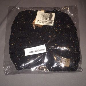 NWT Messy Bun Beanie Hat